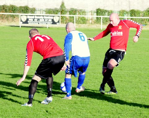 seniors_vs_bluebell_fai_int_cup_qtr_2013_20130823_1054696304