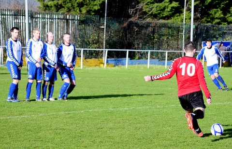 seniors_vs_bluebell_fai_int_cup_qtr_2013_20130823_1403905606