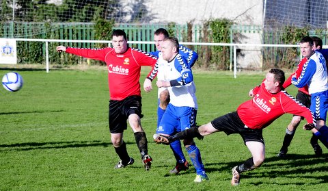 seniors_vs_bluebell_fai_int_cup_qtr_2013_20130823_1429863618