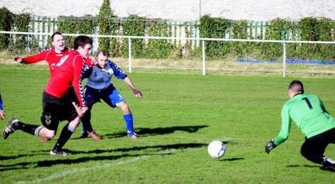 seniors_vs_bluebell_fai_int_cup_qtr_2013_20130823_1844751802
