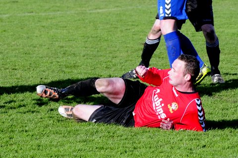 seniors_vs_bluebell_fai_int_cup_qtr_2013_20130823_1960059092
