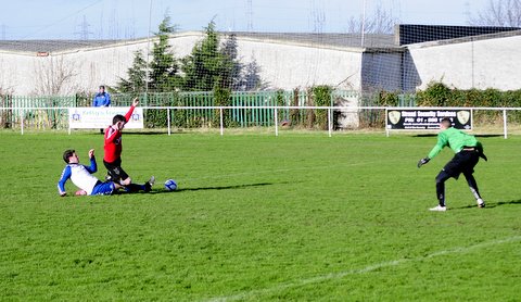 seniors_vs_bluebell_fai_int_cup_qtr_2013_20130823_2056855166